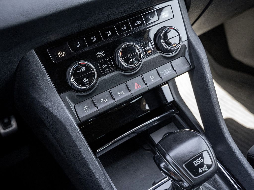 Skoda Karoq 2.0 TSI Sportline 4x4 AHK KAM MATRIX ACC