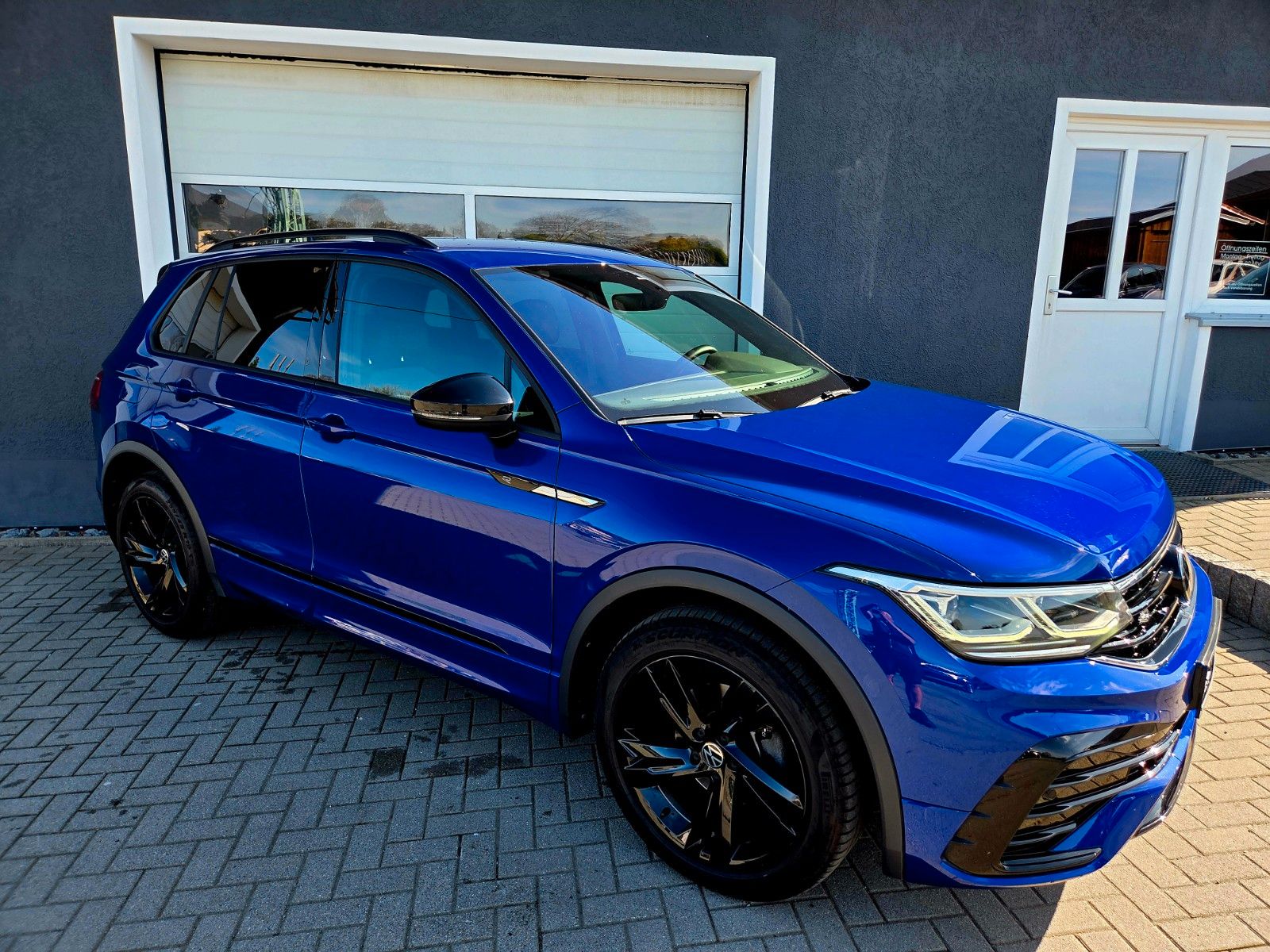 Volkswagen TIGUAN R-LINE Black - Samsaru's Car Outlet