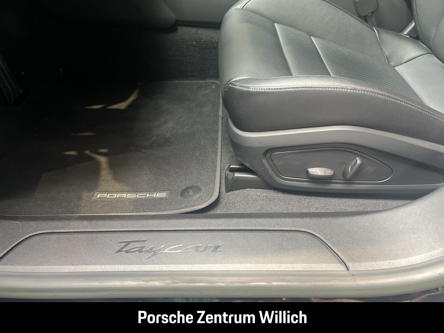 Porsche Taycan Lenkradheizung Lederausstattungen LED