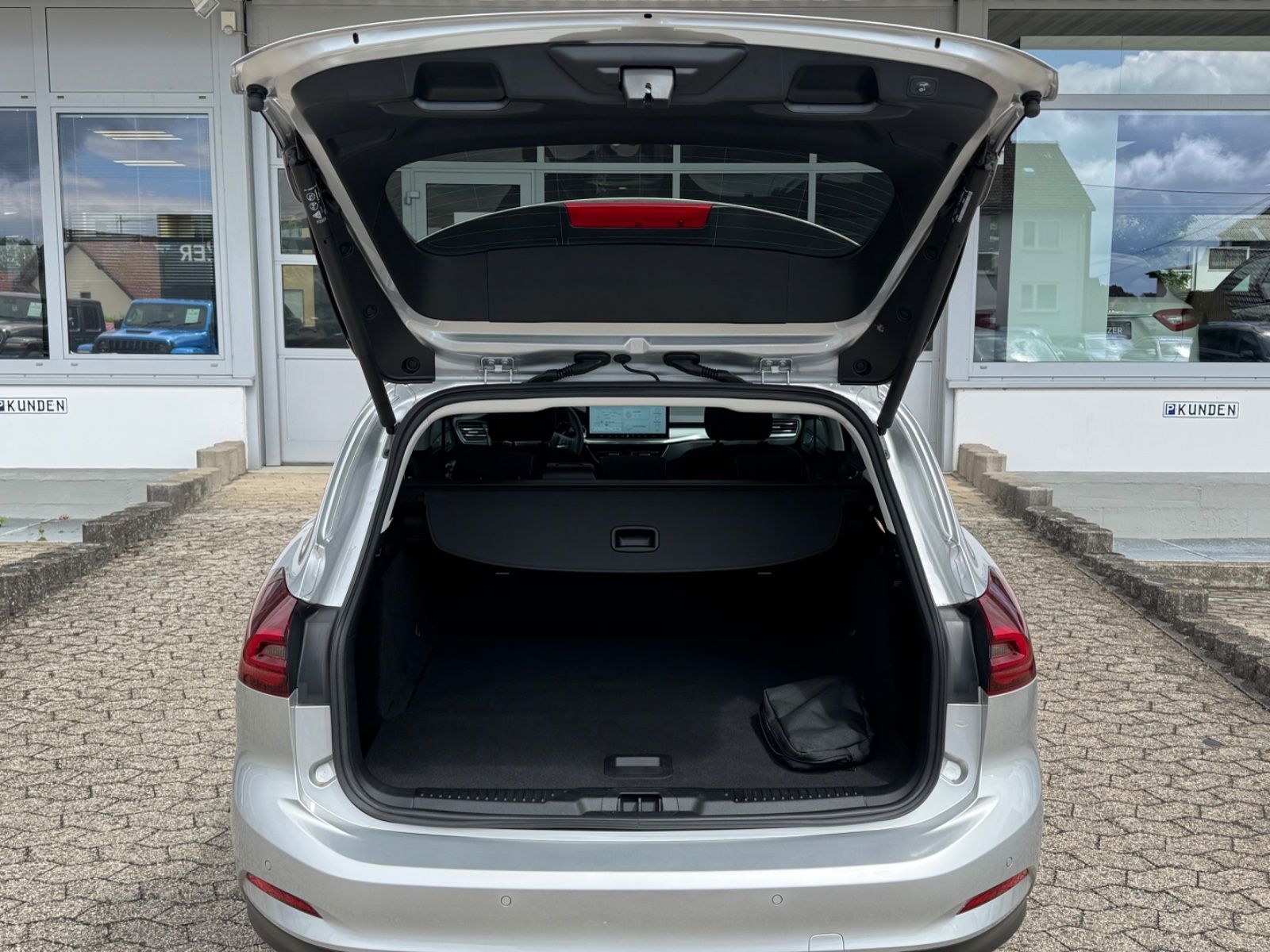 Ford Focus Turnier Titanium/PANO/AHK/R-Cam/CarPlay/1H