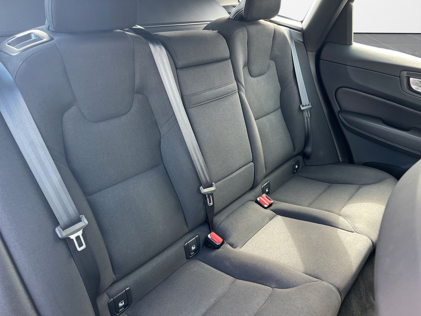 Volvo XC60 B4 Momentum Pro Geartronic AWD - Samsaru's Car Outlet