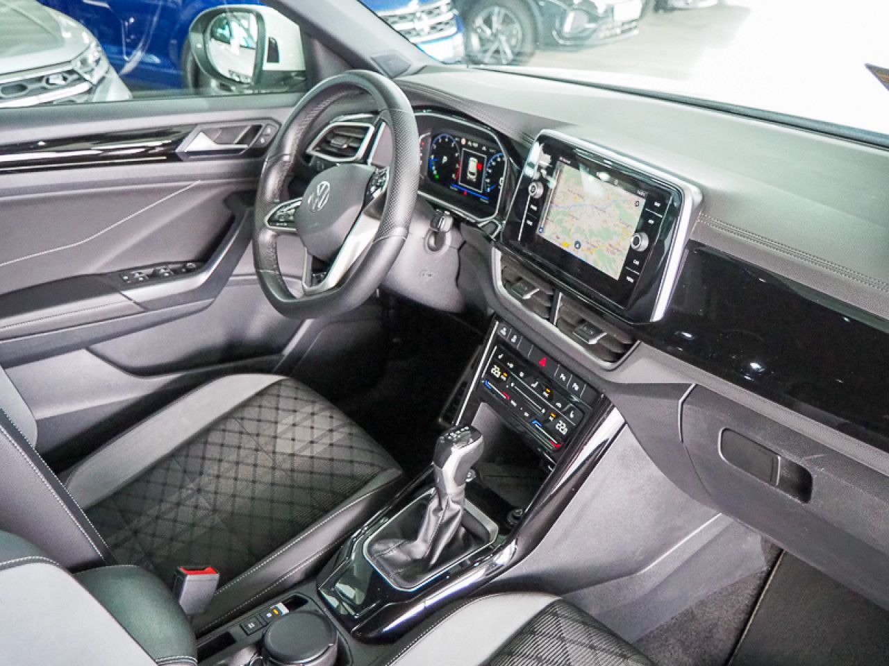 Volkswagen T-Roc 1.5 TSI DSG R-Line - Samsaru's Car Outlet