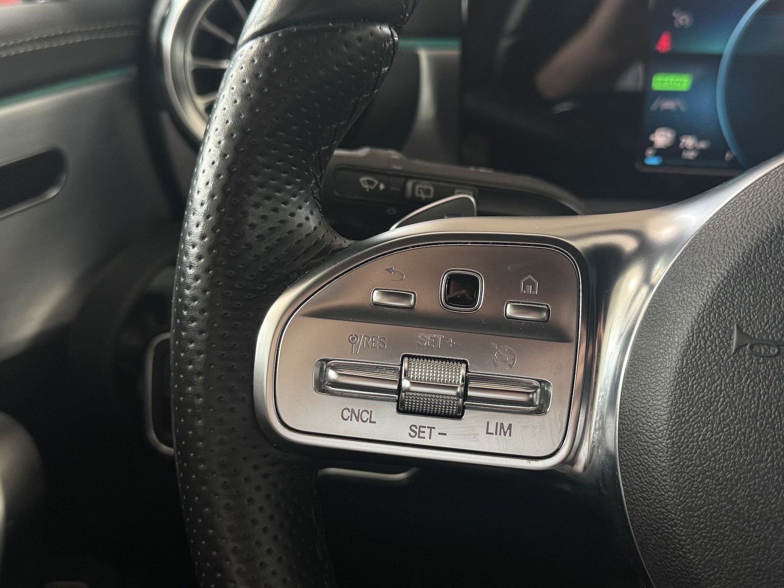 Mercedes-Benz A 250 e AMG-LINE - Samsaru's Car Outlet