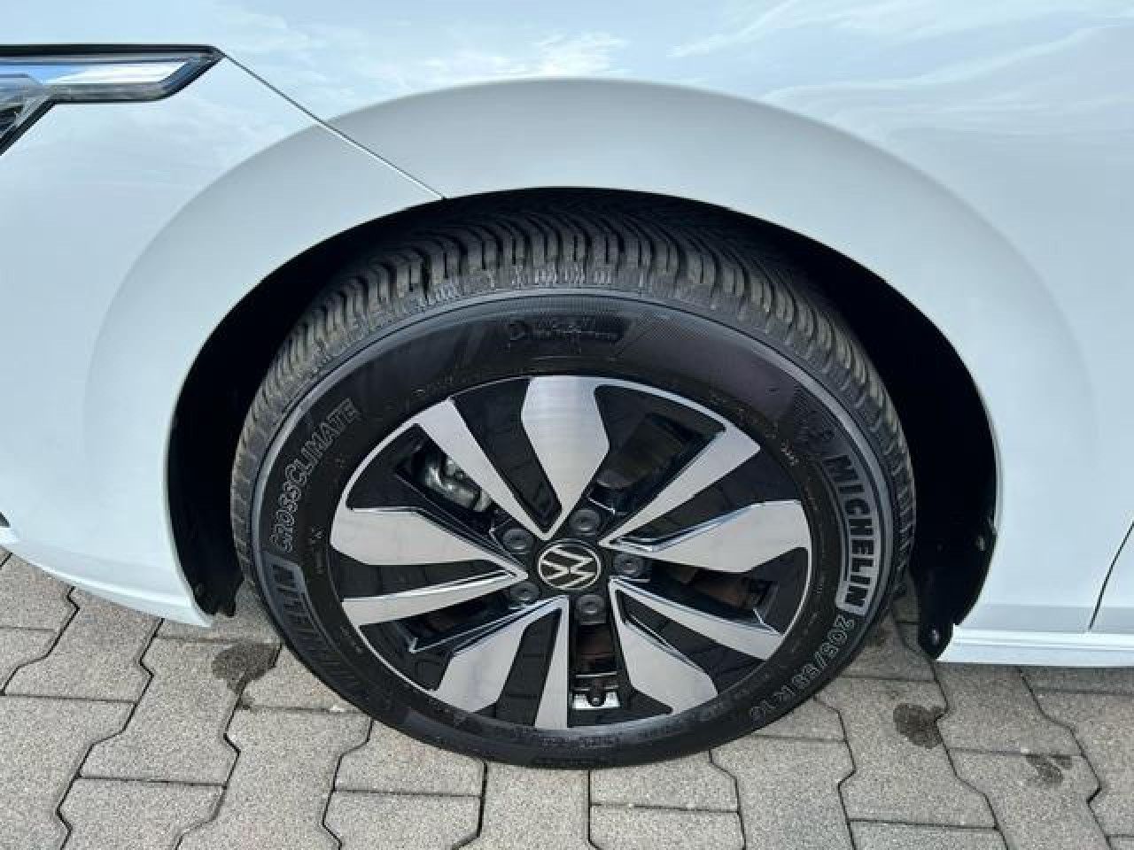 Volkswagen Golf VIII Move 1.5 l TSI - Samsaru's Car Outlet