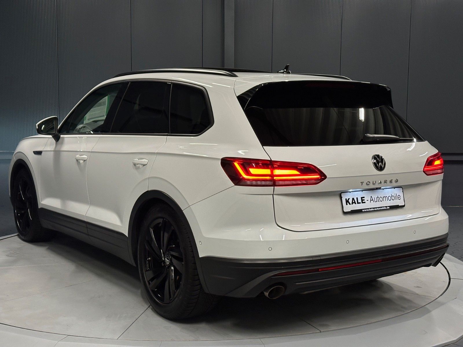 Volkswagen Touareg V6 TDI 4Motion - Samsaru's Car Outlet