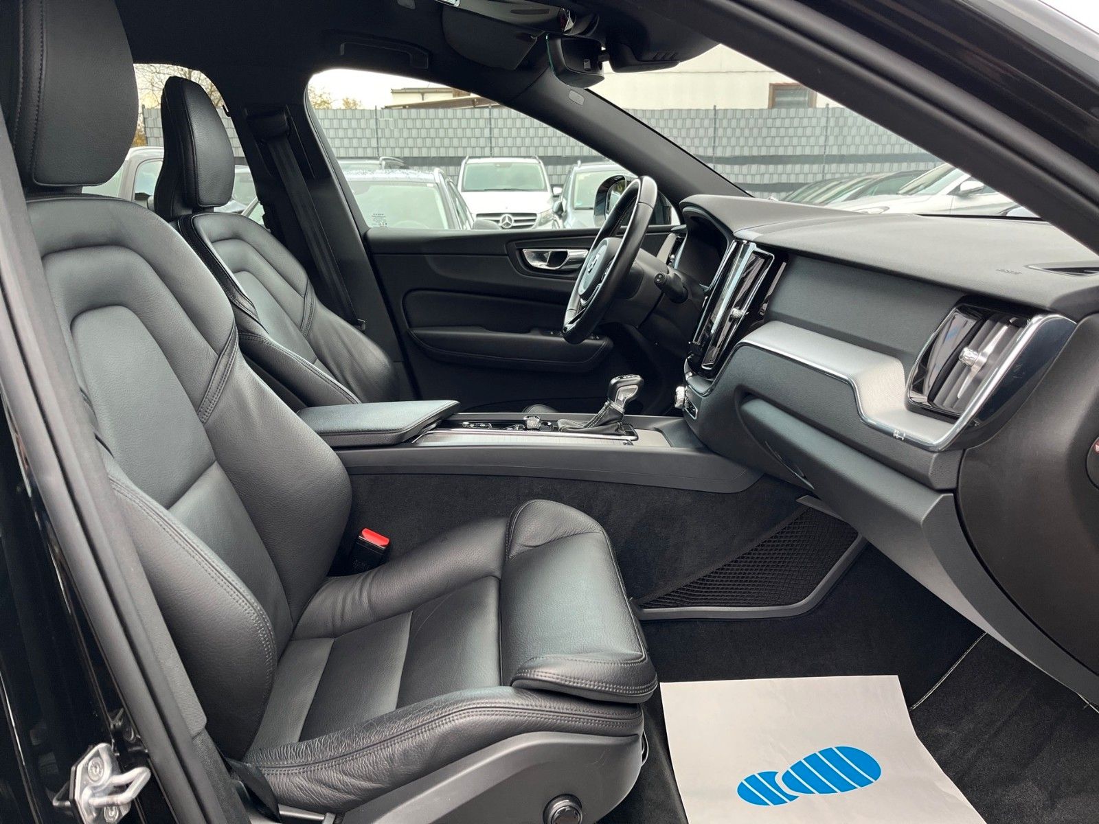 Volvo XC 60 R-Design - Samsaru's Car Outlet