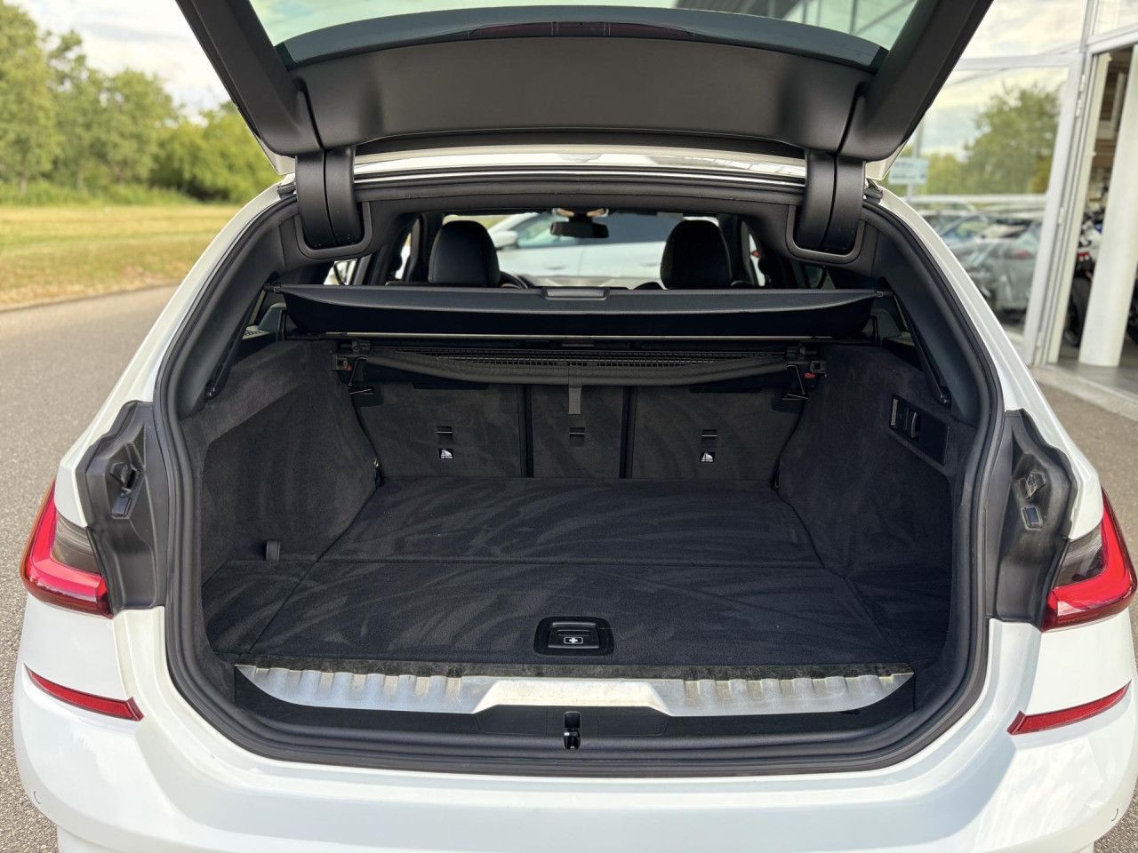BMW 330e T. M Sport - Samsaru's Car Outlet