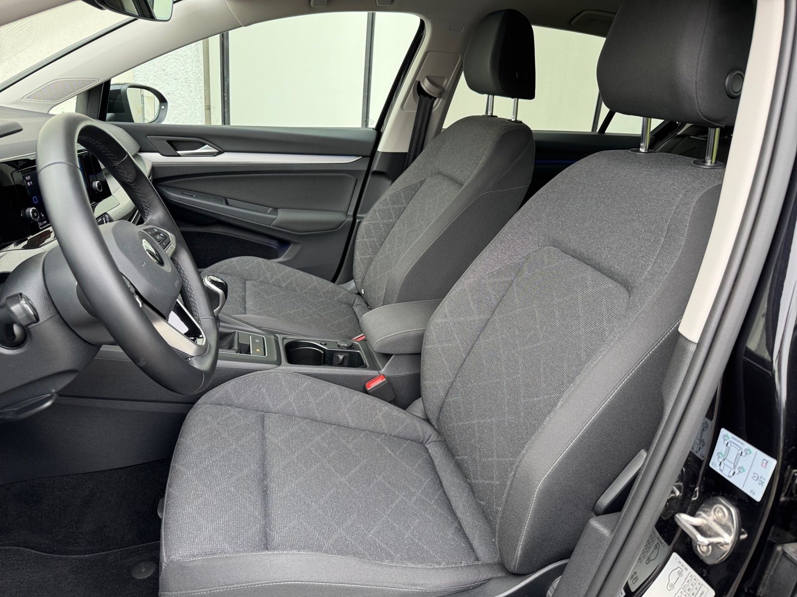 Volkswagen Golf VIII 1.5 TSI Life - Samsaru's Car Outlet