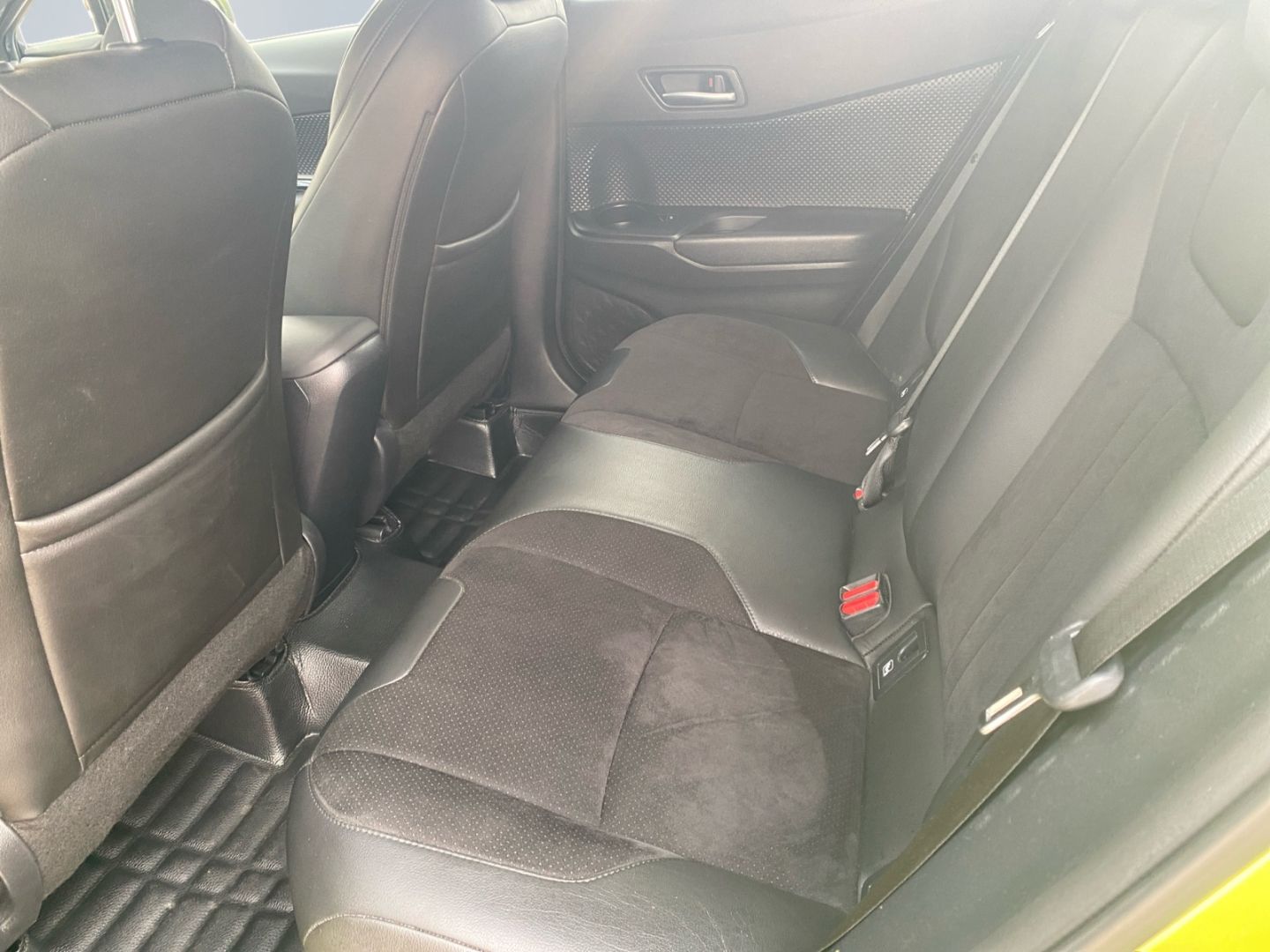 Toyota C-HR 1.8 Hybrid Style Selection - Samsaru's Car Outlet