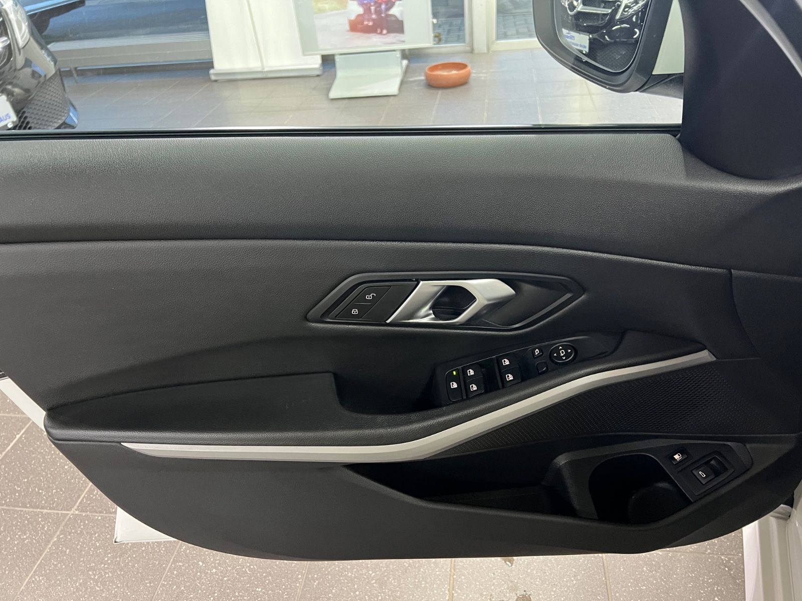 BMW 330 e Touring Advantage - Samsaru's Car Outlet