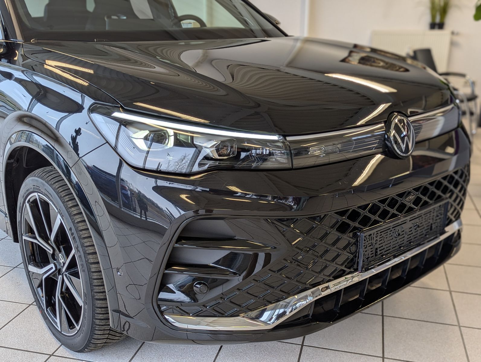 Volkswagen Tiguan 2.0TDI R-Line 4M Pano H/K AHK Matrix 20"