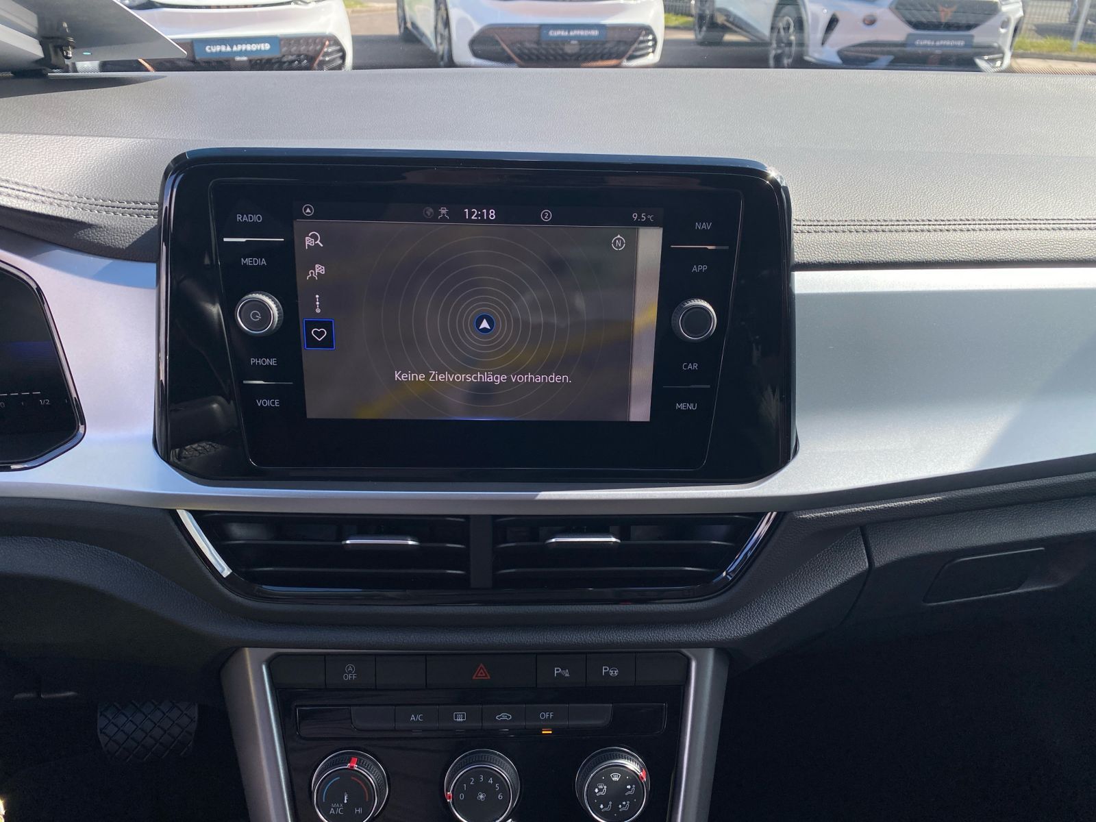 Volkswagen T-Roc 1.5 TSI DSG Life - Samsaru's Car Outlet