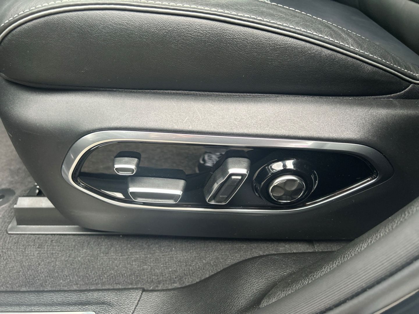 Jeep Grand Cherokee 4xe Overland HUD Navi Leder AHK