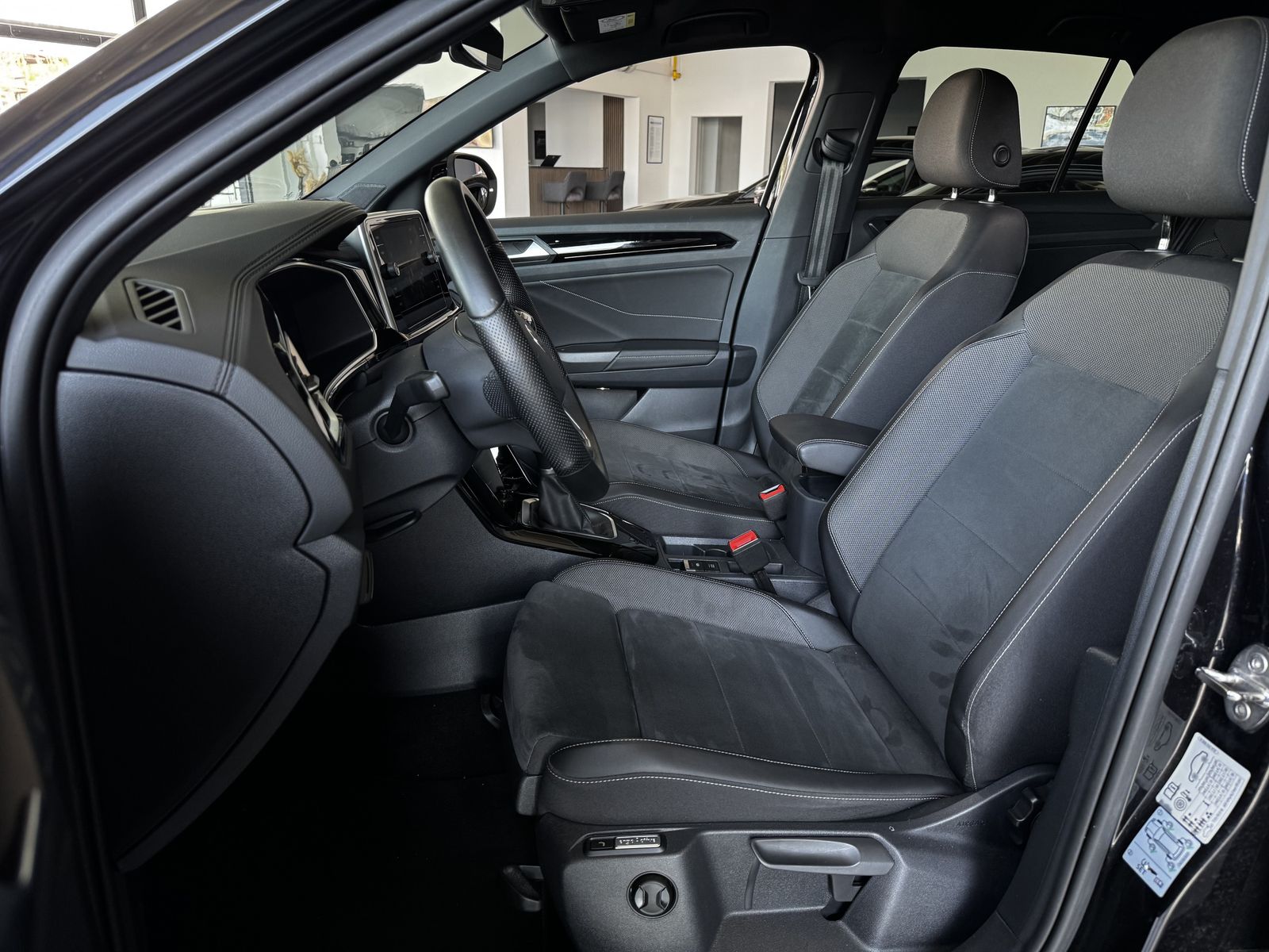 Volkswagen T-Roc 1.0 TSI R-Line - Samsaru's Car Outlet
