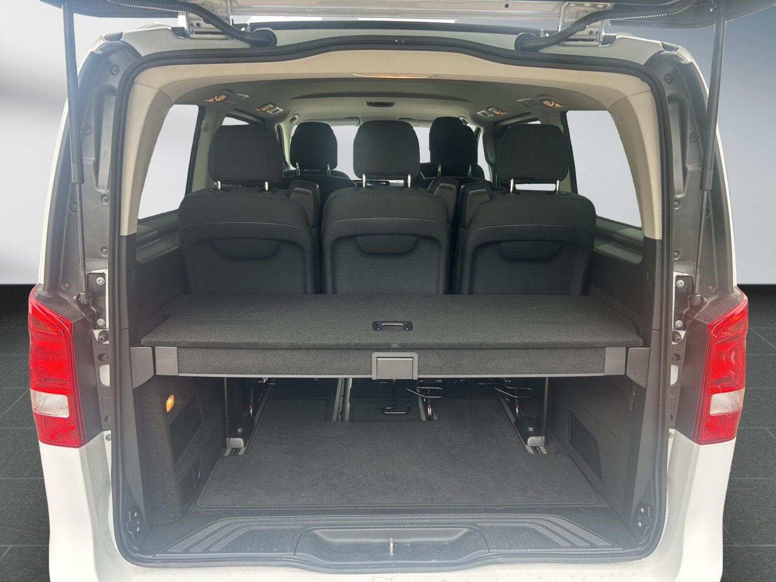 Mercedes-Benz V 220 d - Samsaru's Car Outlet