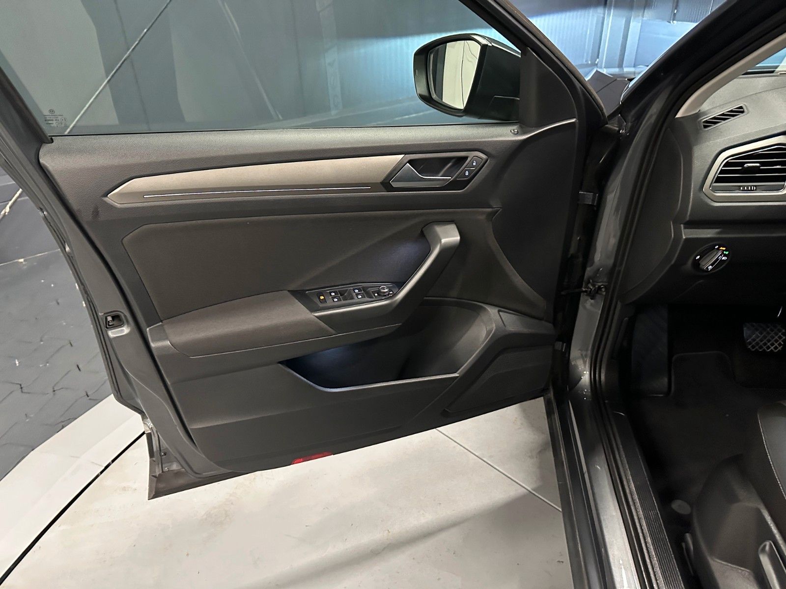 Volkswagen T-Roc 2.0 TDI DSG Style - Samsaru's Car Outlet