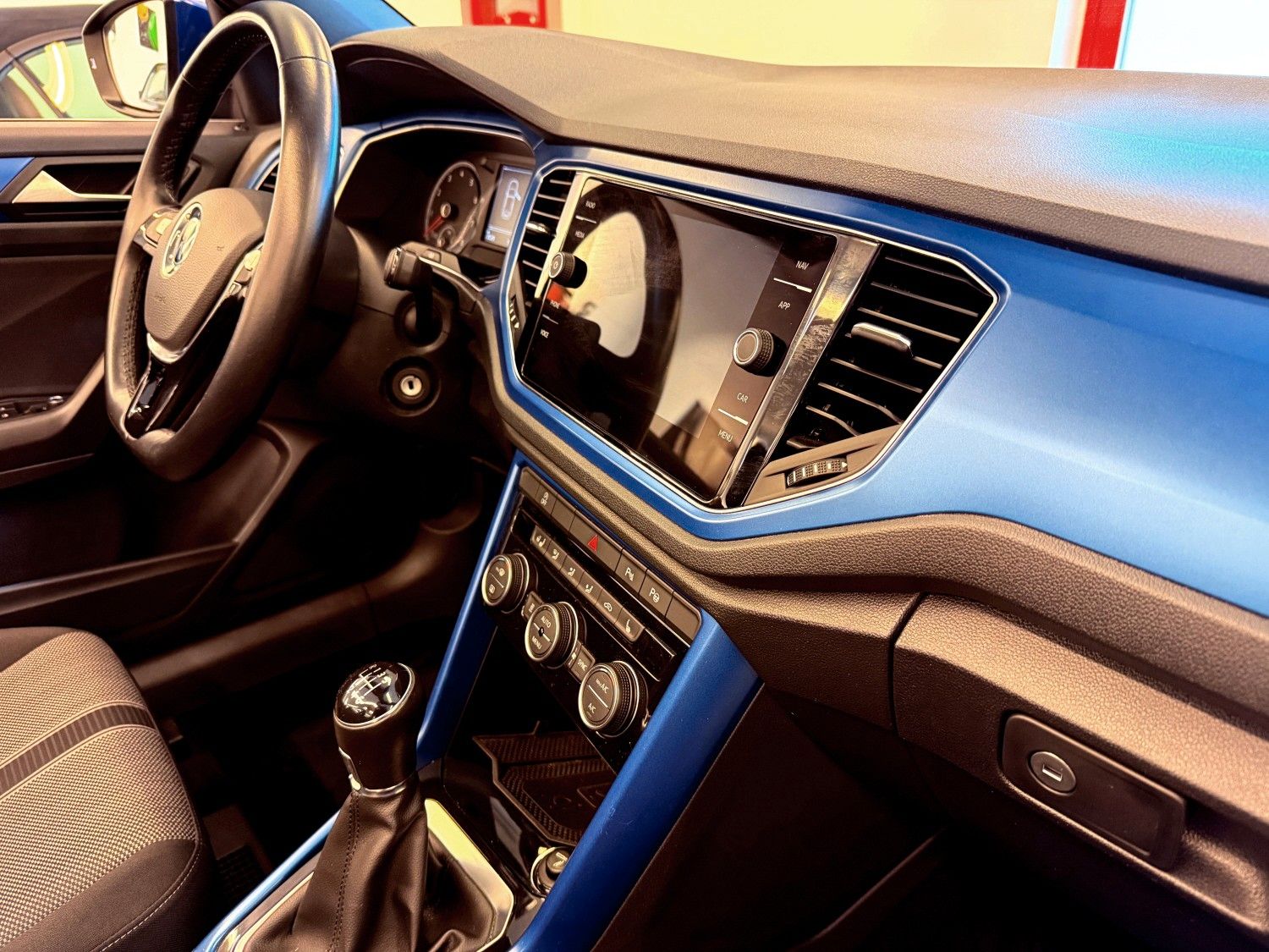 Volkswagen T-Roc 1.5 TSI - Samsaru's Car Outlet
