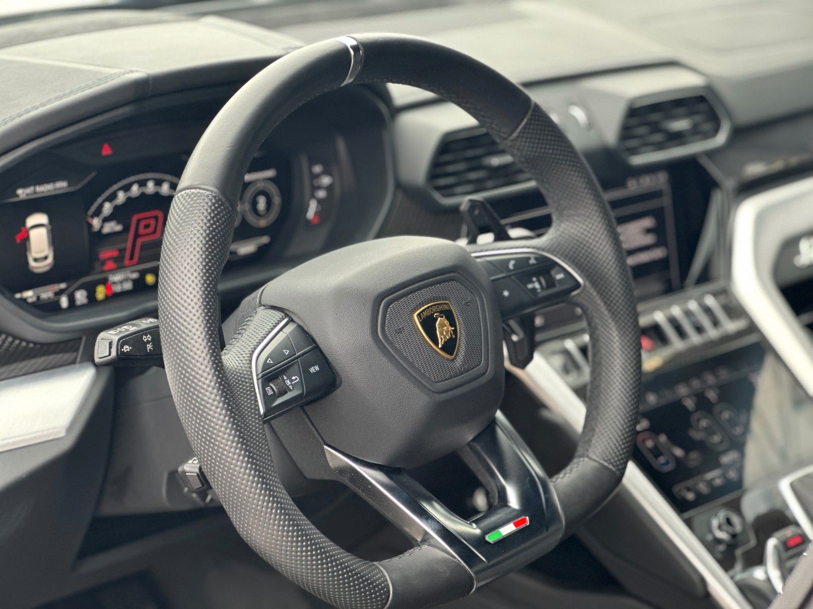 Lamborghini Urus 4.0 V8 - Samsaru's Car Outlet