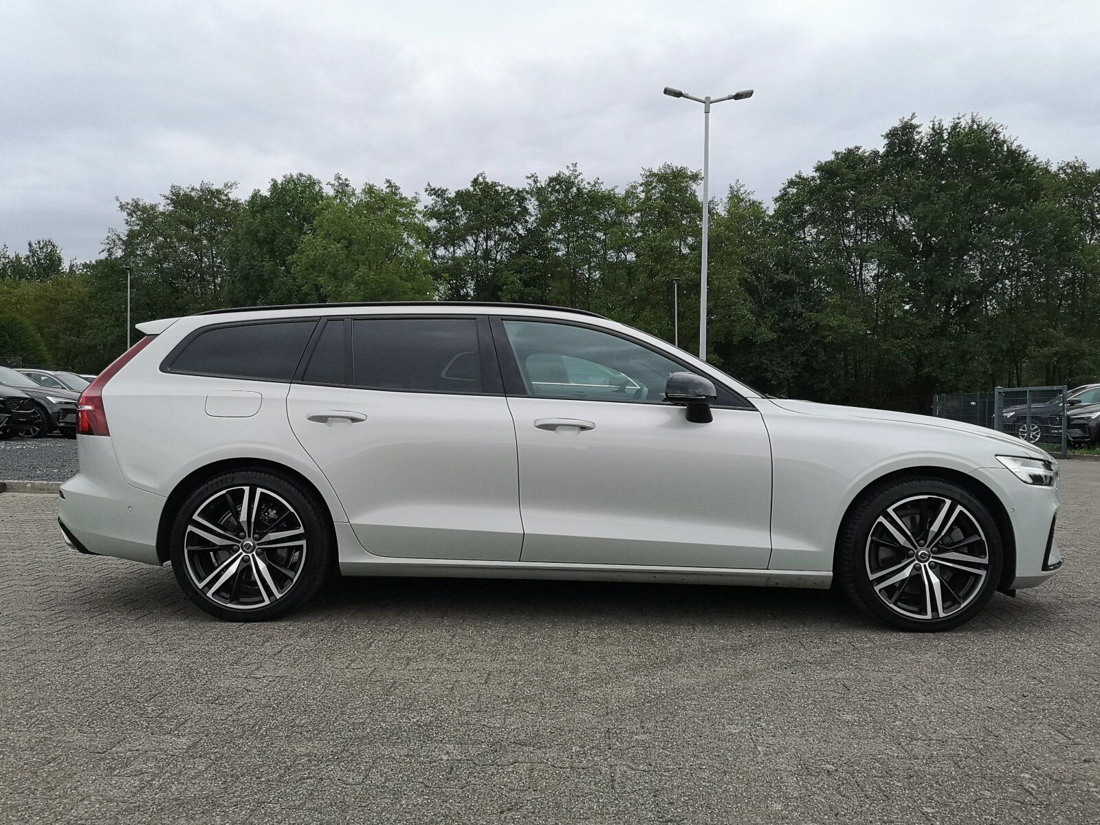 Volvo V60 Recharge T8 Plus Dark Long Range PANO|AHK|