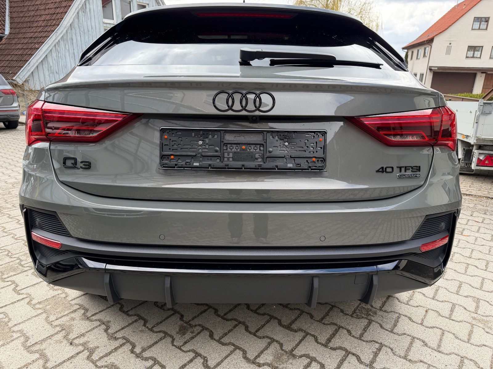 Audi Q3 Sportback 40 TFSI quattro S line, fast VOLL