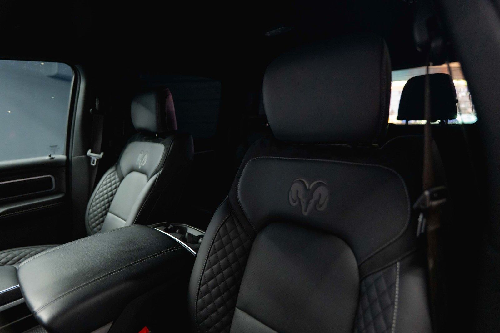 Dodge RAM 5.7 V8 HEMI 4x4 OFFROAD Night Limited 19%