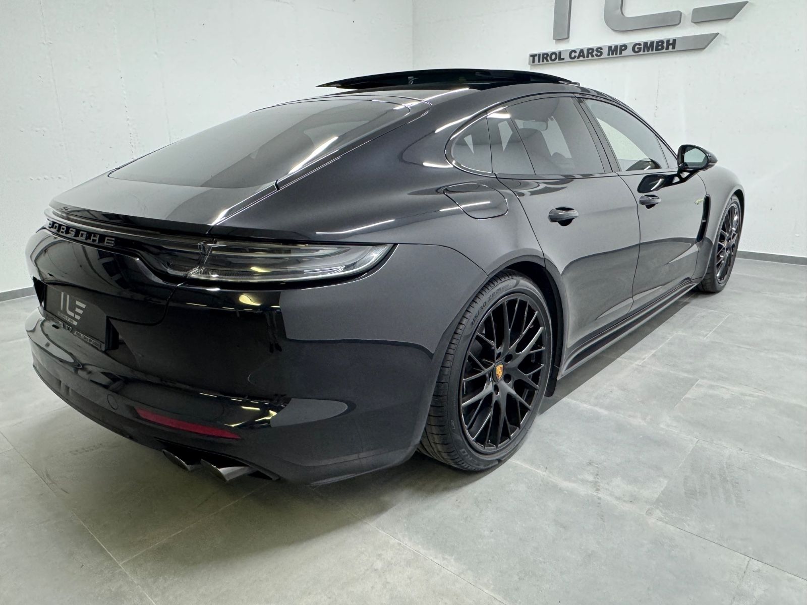 Porsche Panamera 4 E-Hybrid Platinum Edition