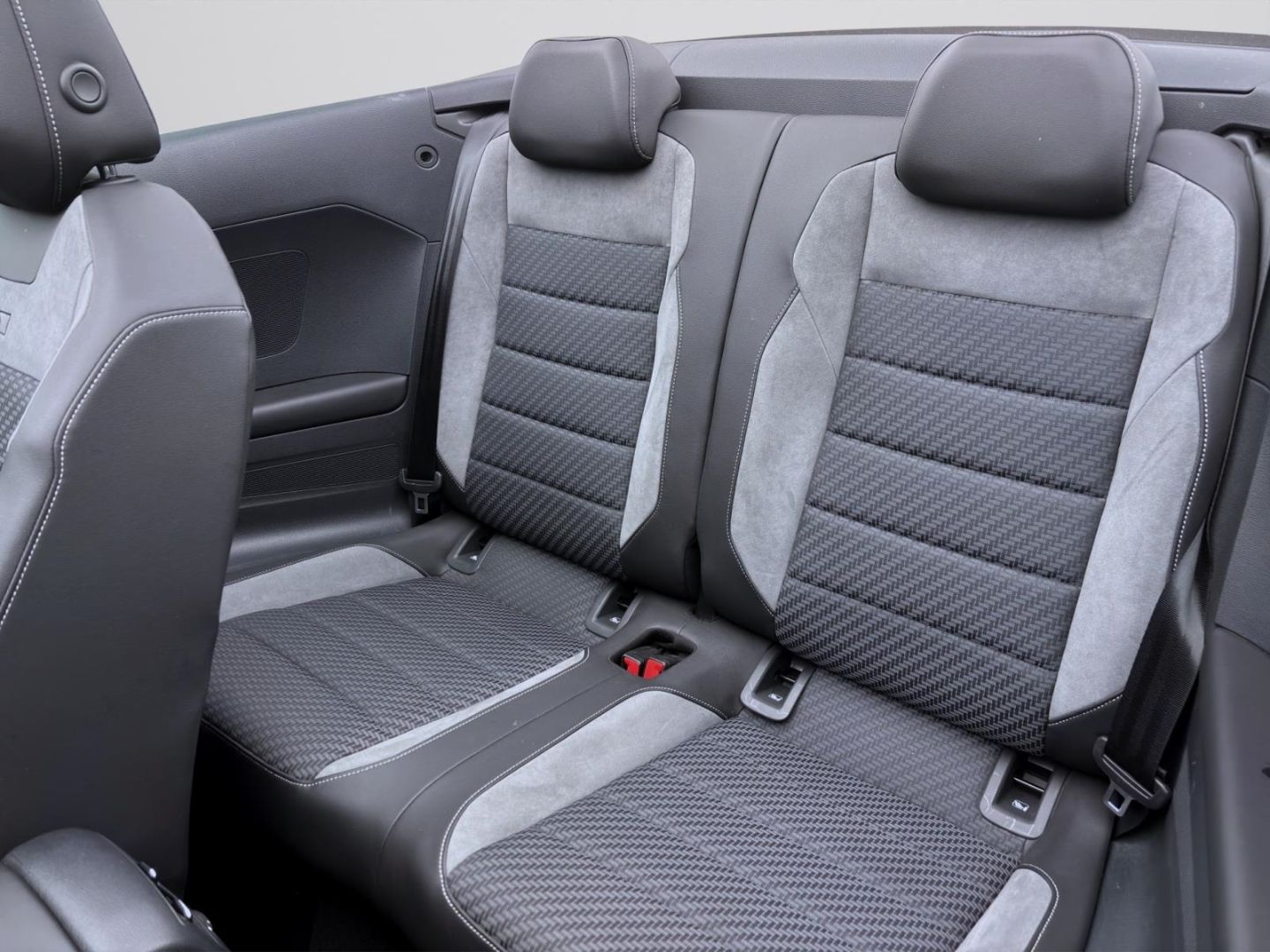 Volkswagen T-Roc 1.5 TSI R-LINE - Samsaru's Car Outlet