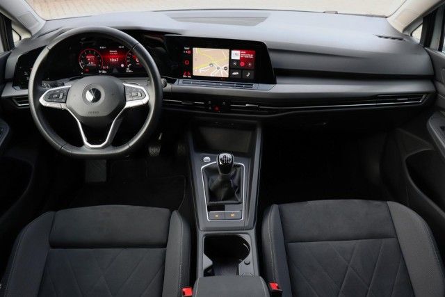 Volkswagen Golf VIII 1.5 TSI Style - Samsaru's Car Outlet