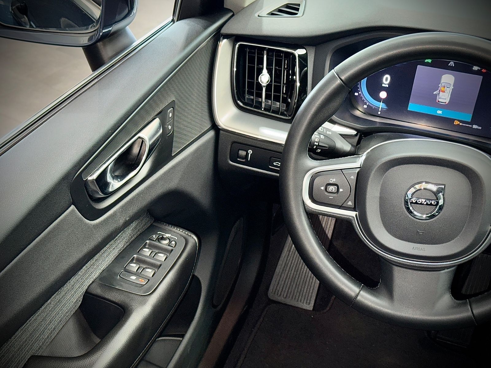 Volvo XC60 Momentum Pro 2WD - Samsaru's Car Outlet