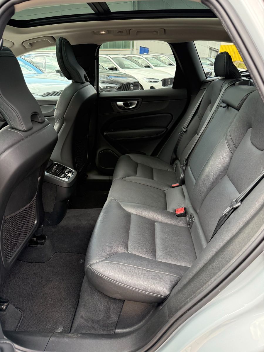 Volvo XC60 B4 AWD ULTIMATE DARK+STANDHZG+AHK+22"+LEDER