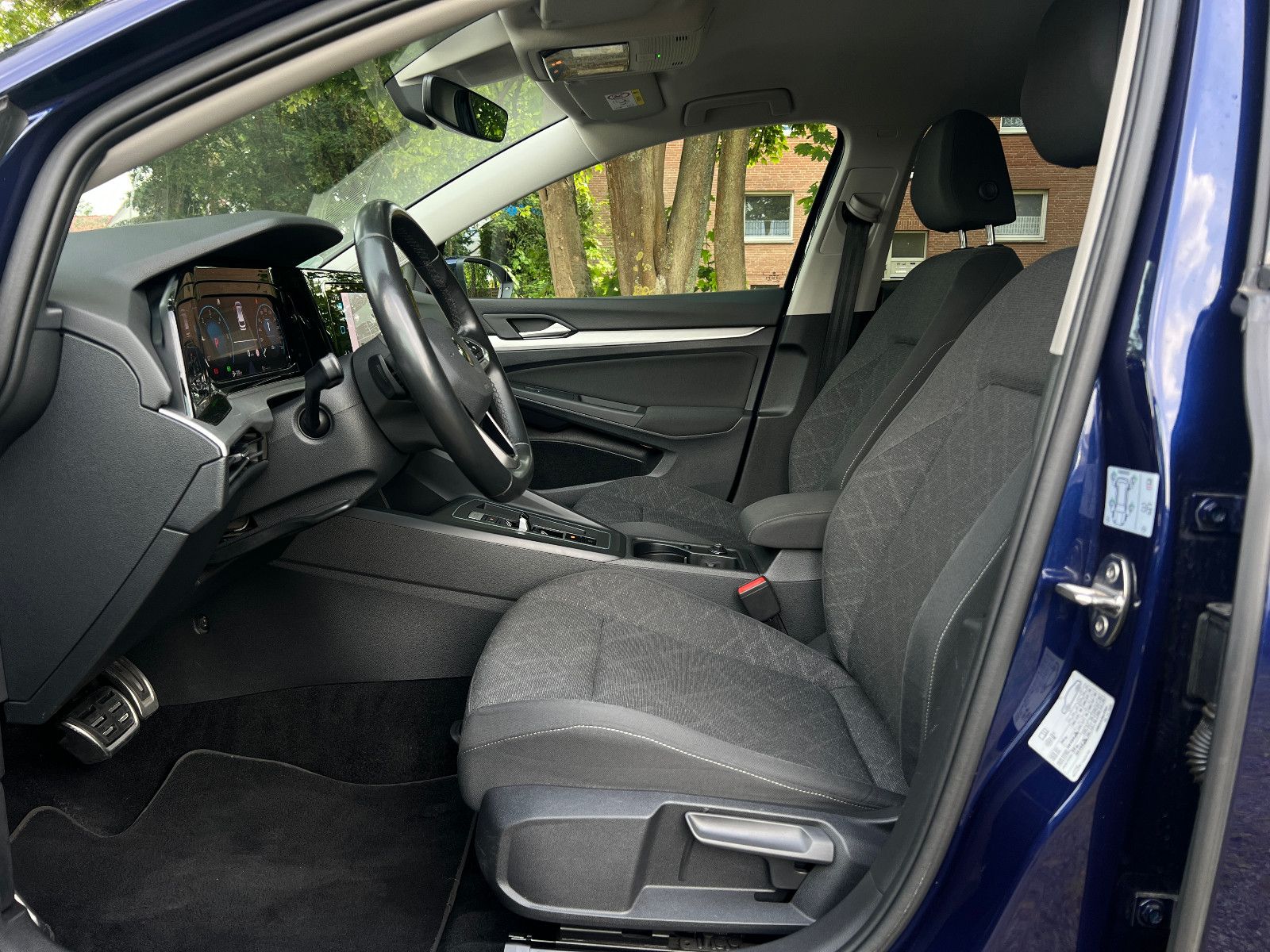 Volkswagen Golf VIII R-Line - Samsaru's Car Outlet
