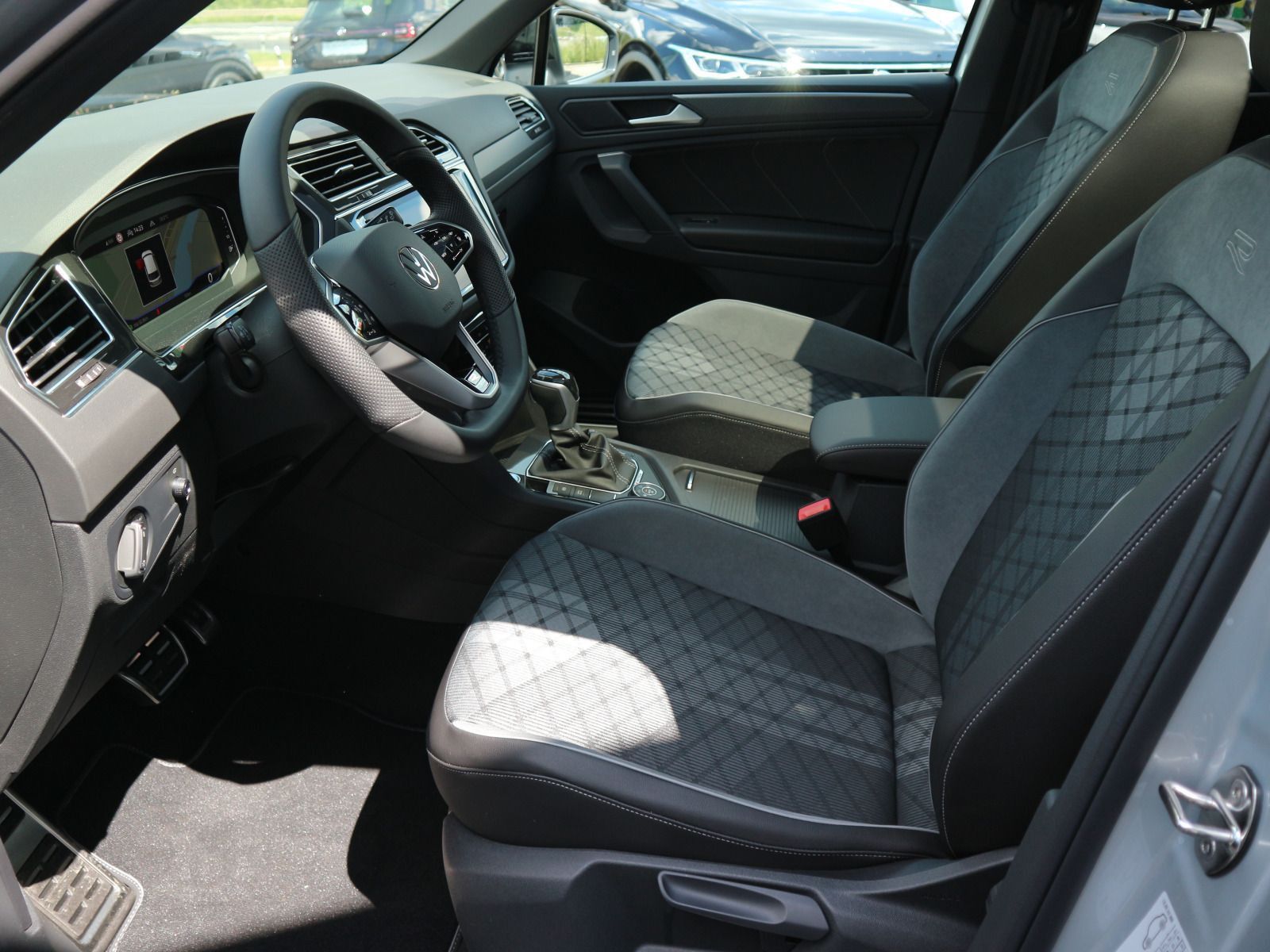 Volkswagen Tiguan R-Line 2.0 TDI 4M DSG AHK BlackStyle PANO