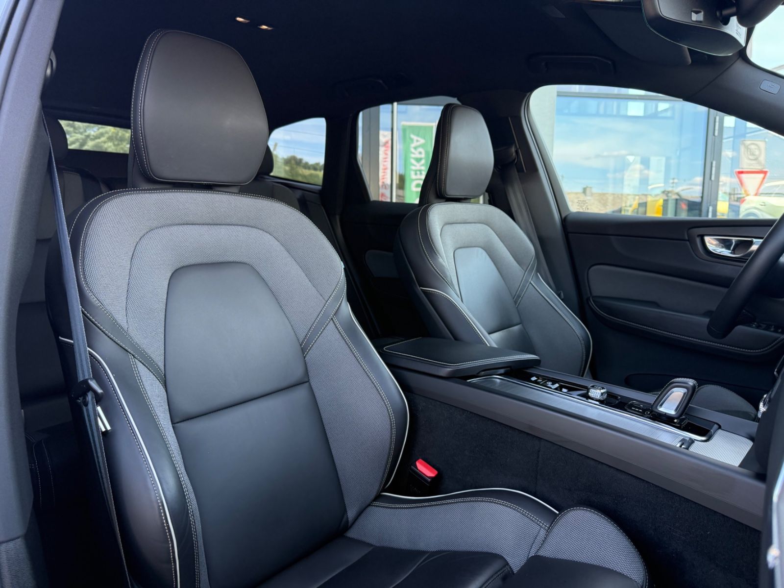 Volvo XC60 R-Design - Samsaru's Car Outlet