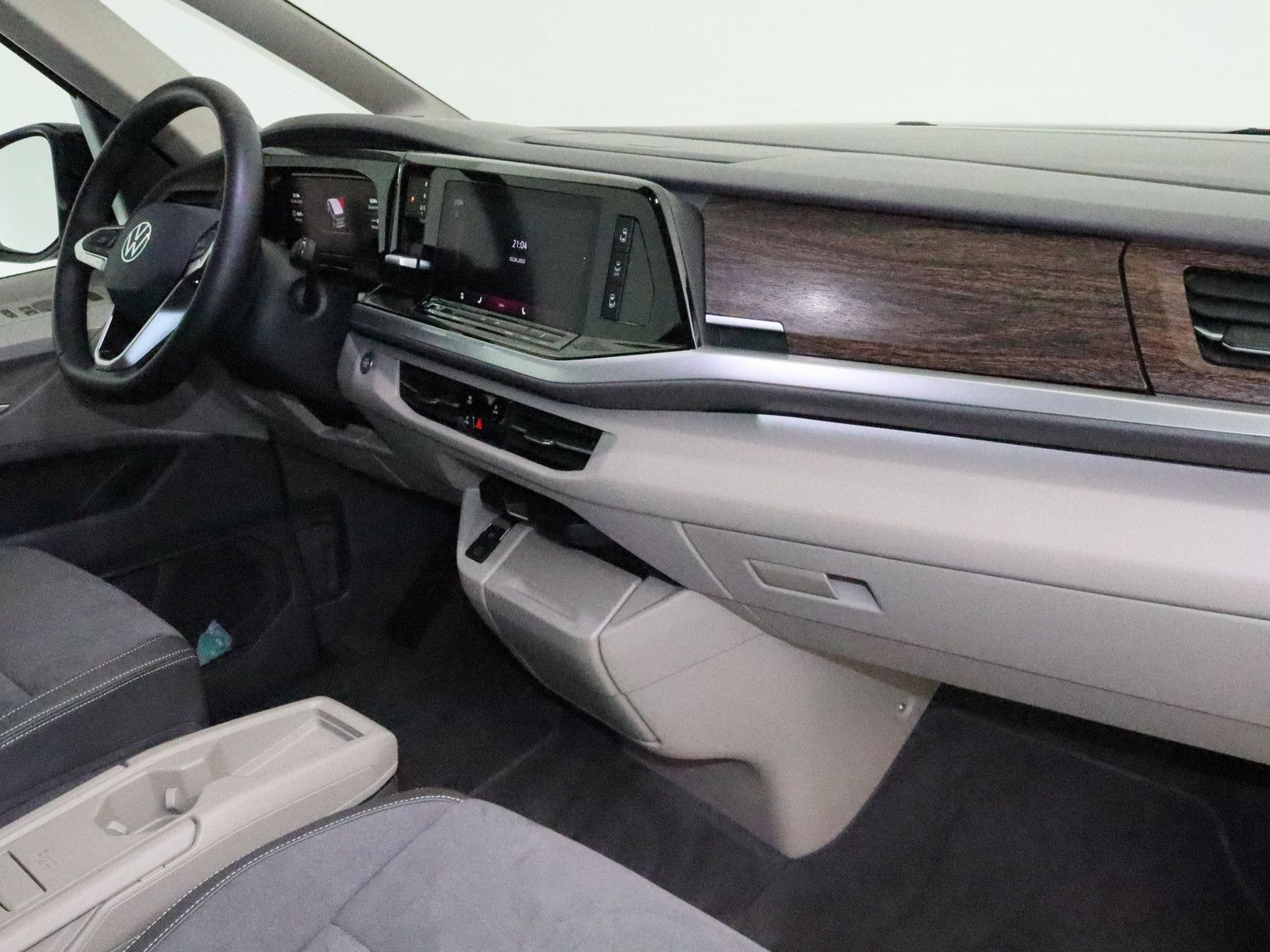 Volkswagen T7 Multivan 2.0 TDI Style - Samsaru's Car Outlet