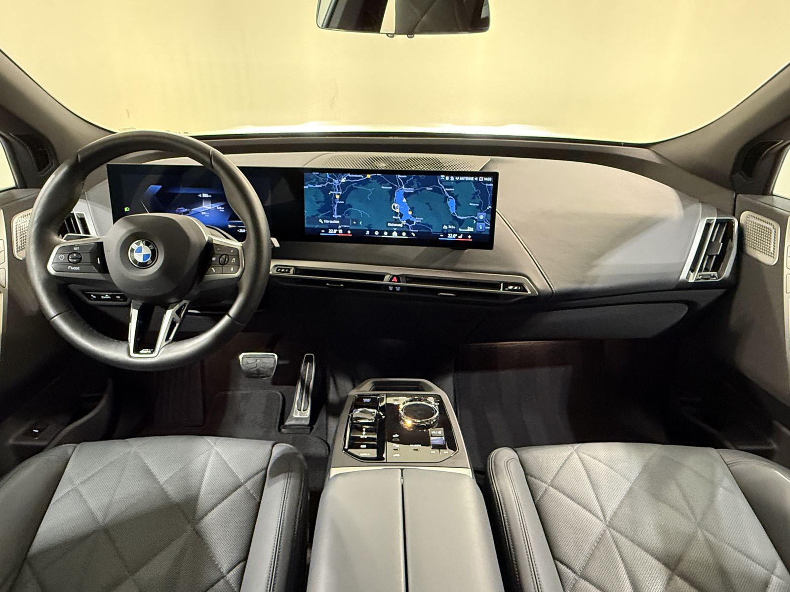 BMW iX xDrive60 M Sportpaket AHK Luftfeder B&W ACC