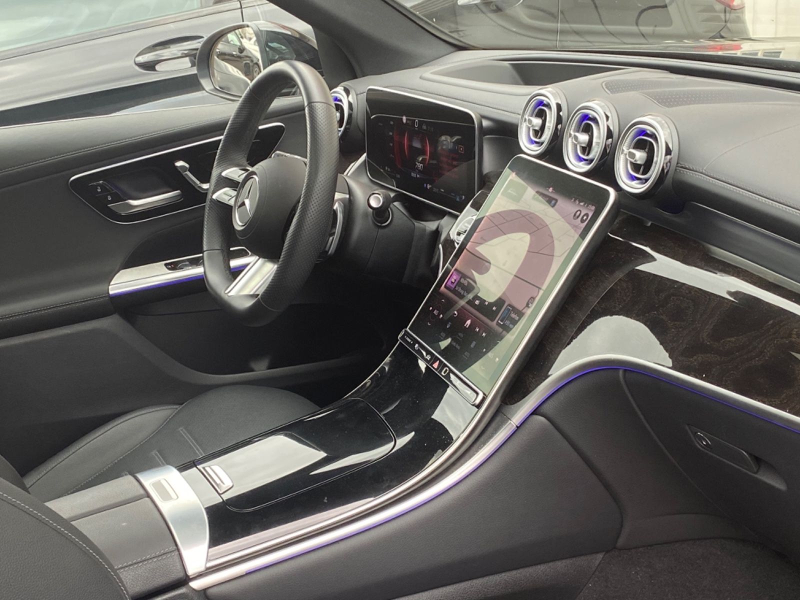 Mercedes-Benz GLC200 AMG 4M_Pano_HuD_Memory_Keyless_Distro_360