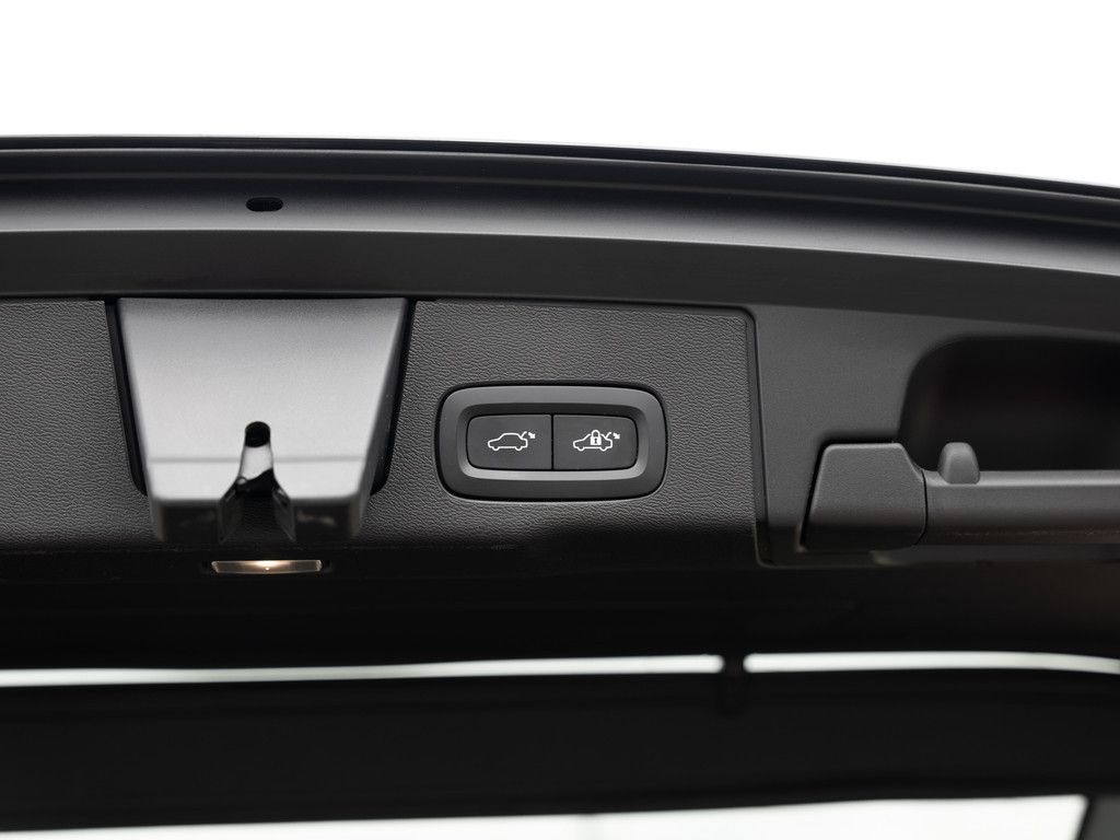 Volvo XC60 B5 AWD Plus Dark AHK KAMERA FACEL. LED PANO