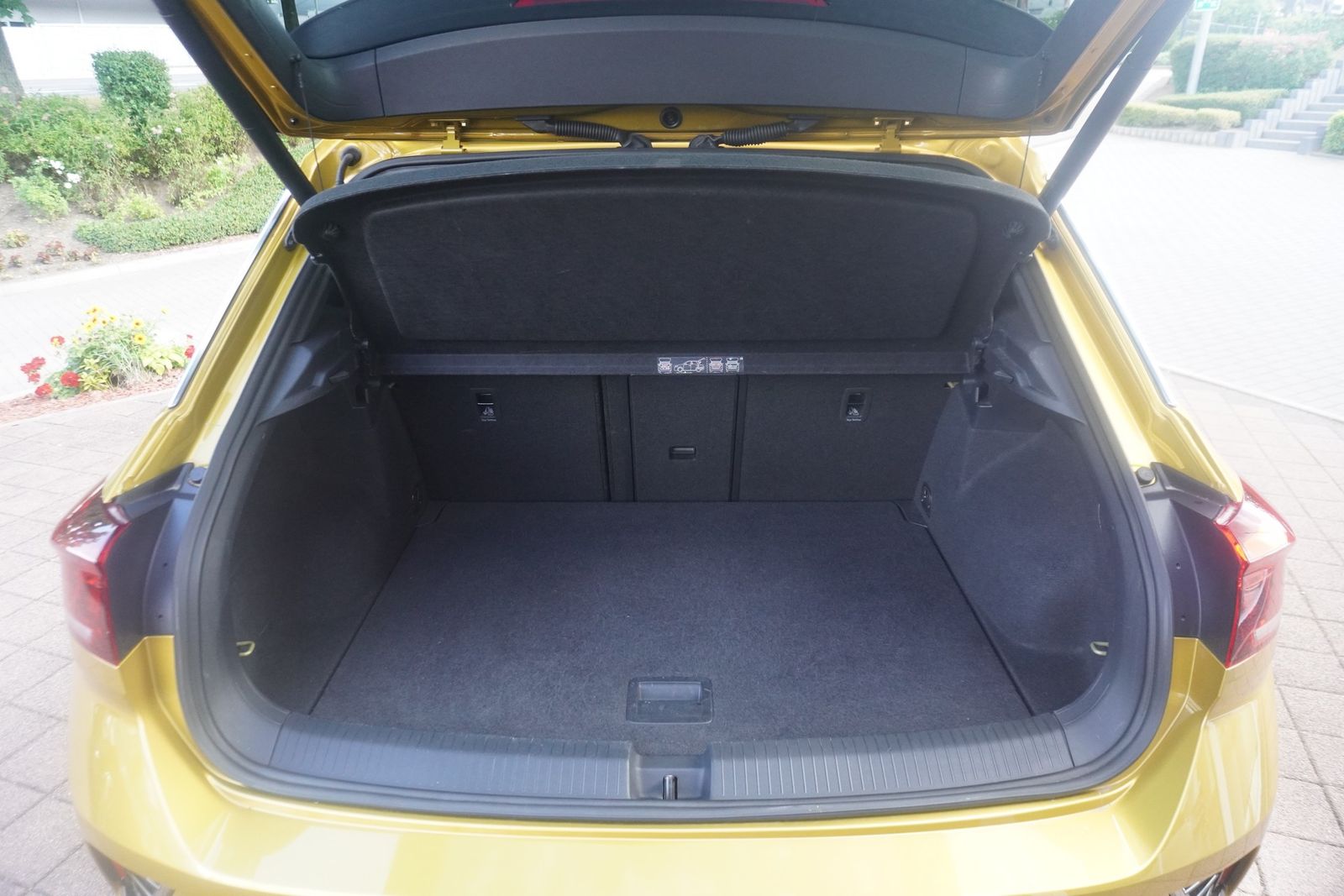 Volkswagen T-Roc 2.0 TSI R 4Motion DSG - Samsaru's Car Outlet