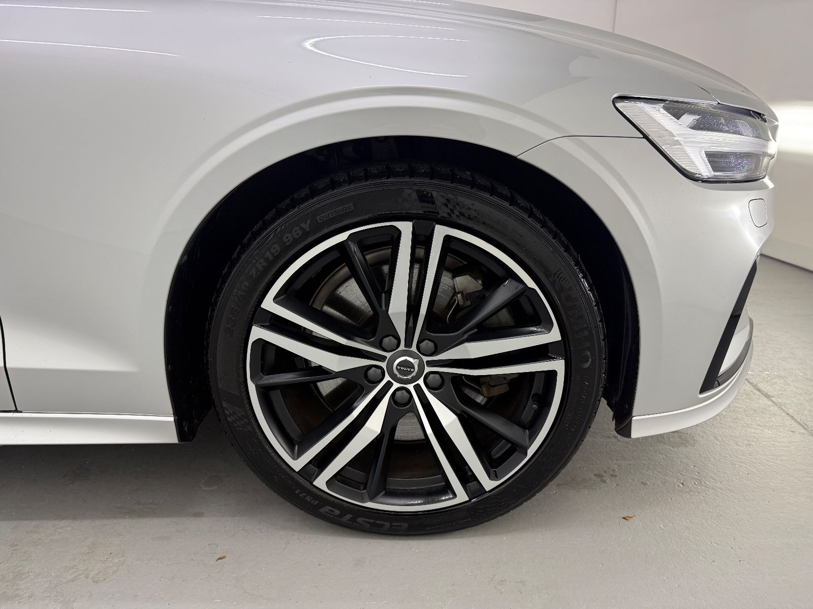 Volvo V60 Kombi Plus Dark Recharge Plug-In Hybrid AWD