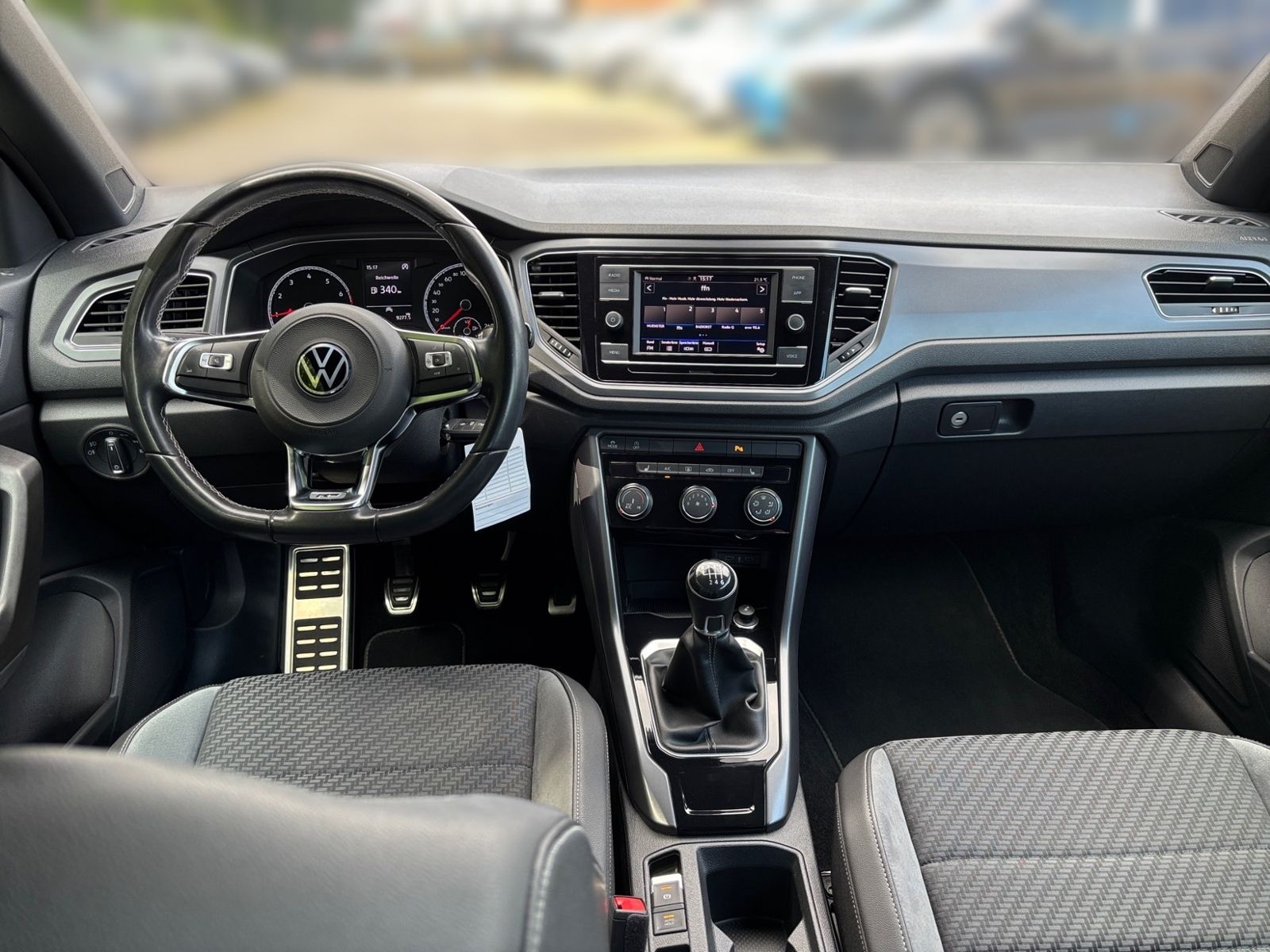 Volkswagen T-Roc R-LINE - Samsaru's Car Outlet