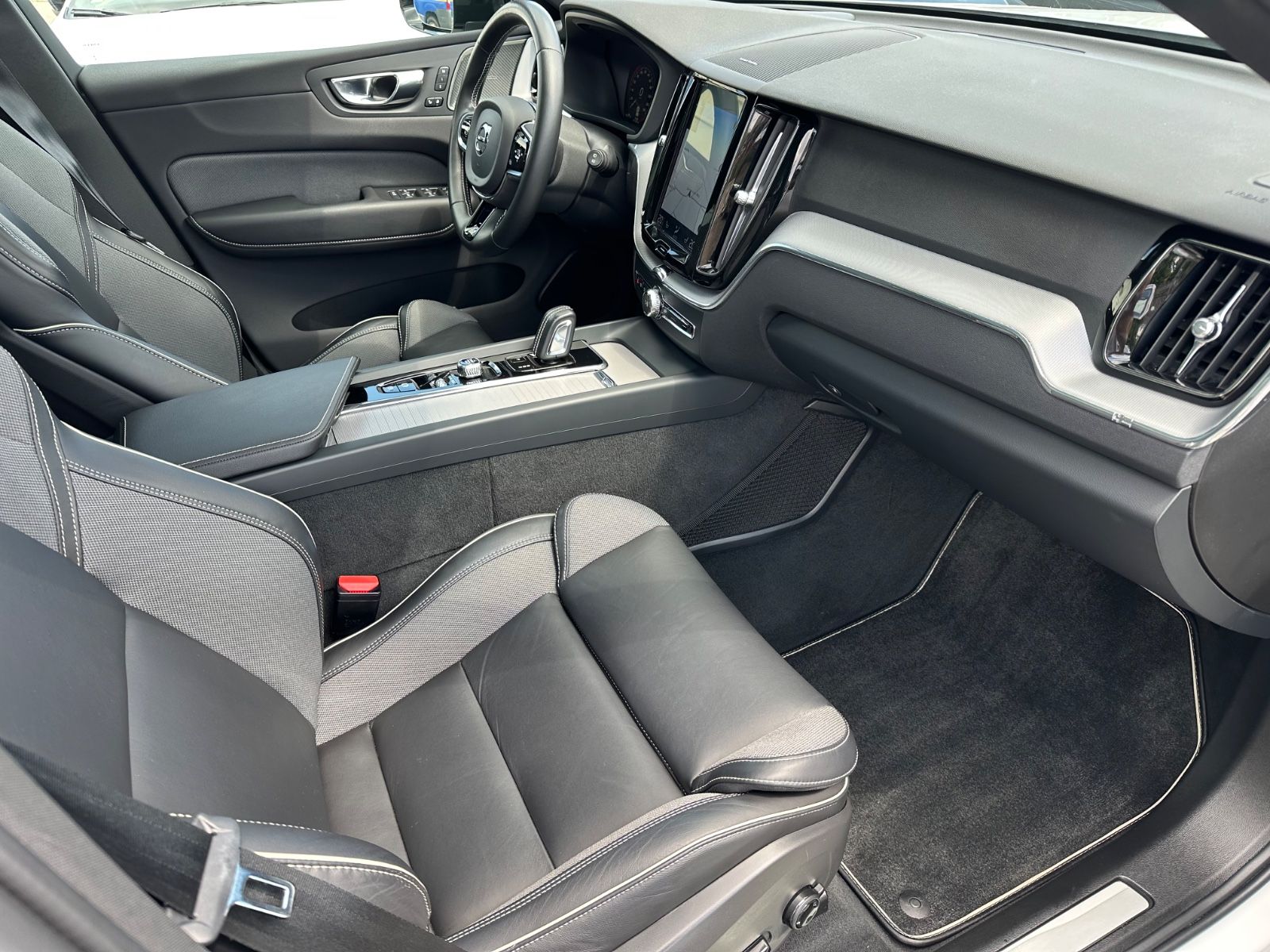 Volvo XC60 R Design T8 AWD Navi Pano HuD ACC AHK Leder