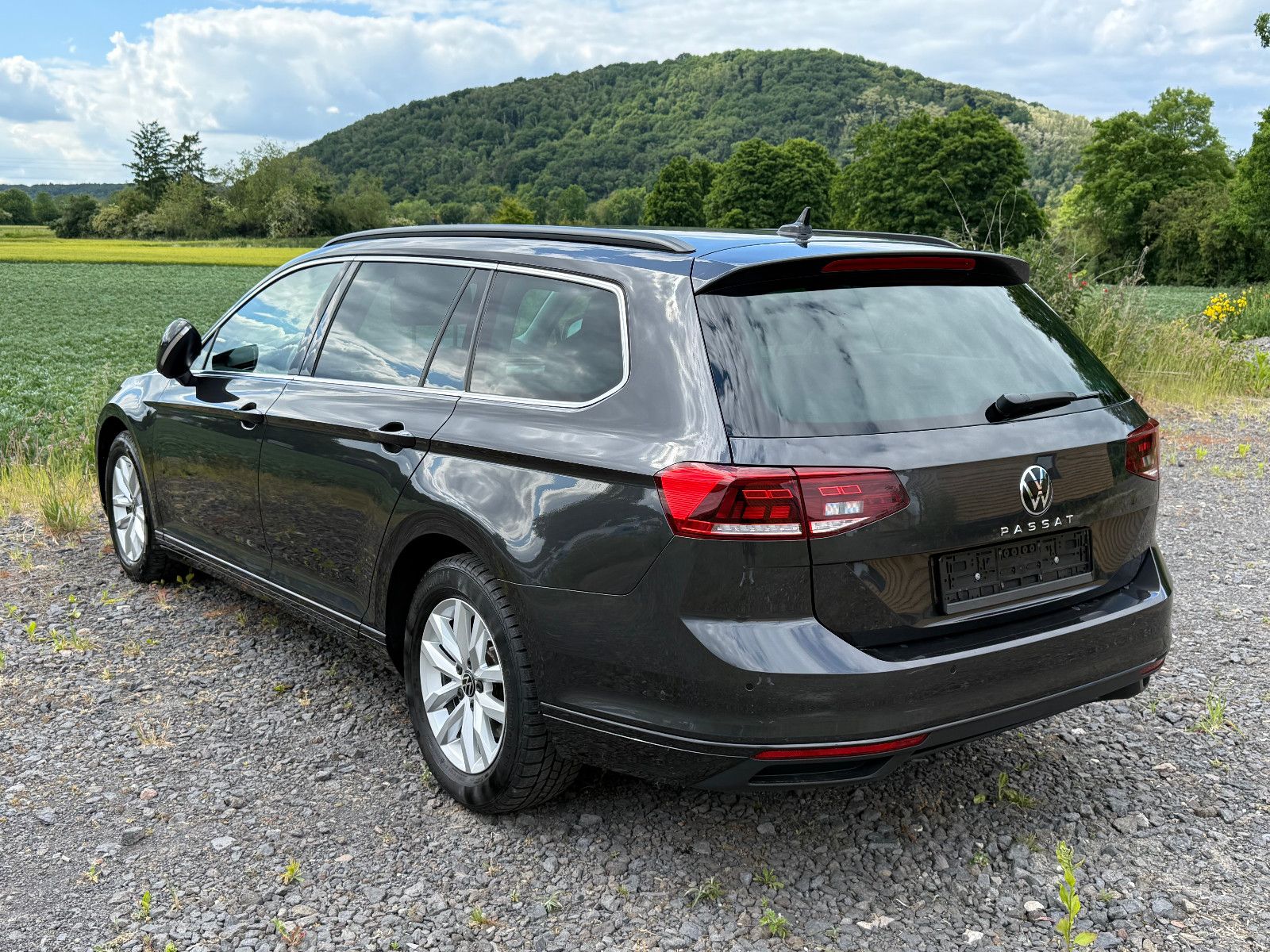 Volkswagen Passat Variant Business - Samsaru's Car Outlet