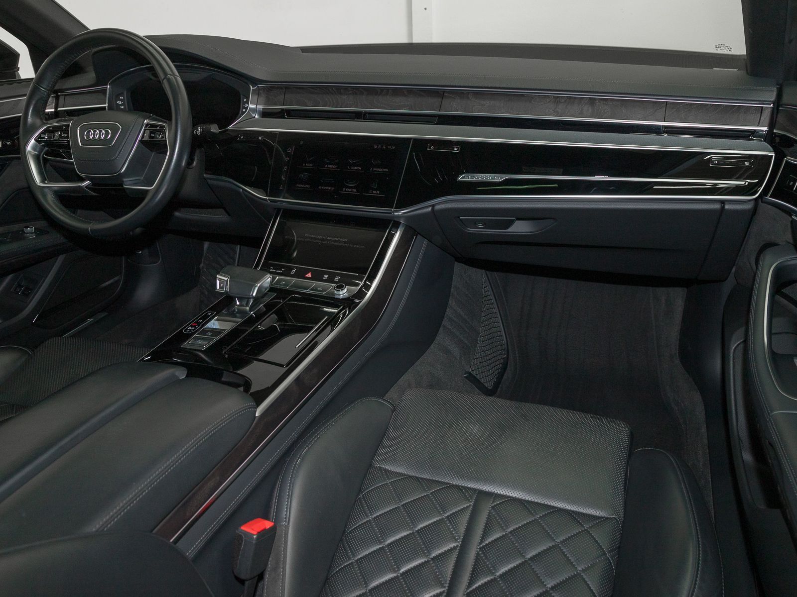 Audi A8 60 TFSIe Q LM20 - Samsaru's Car Outlet