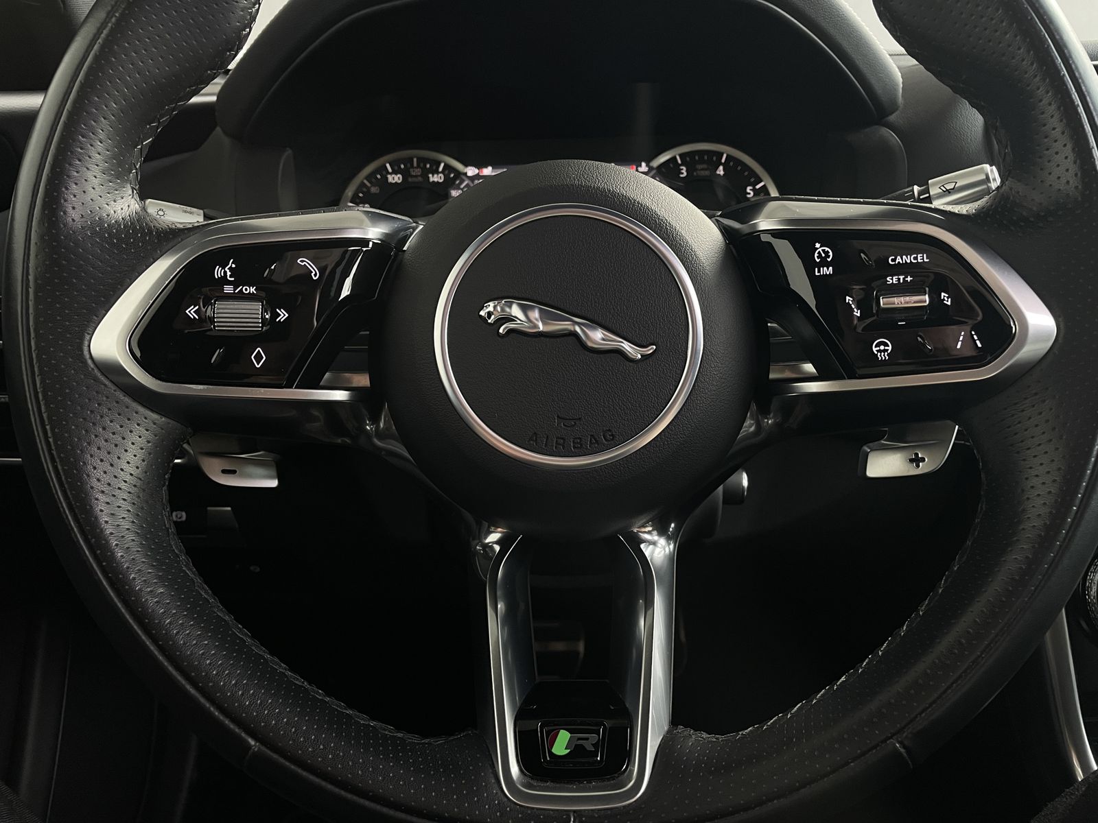 Jaguar XE P300*R-Dynamic*Black AWD*360° KAMERA*PANO*LED