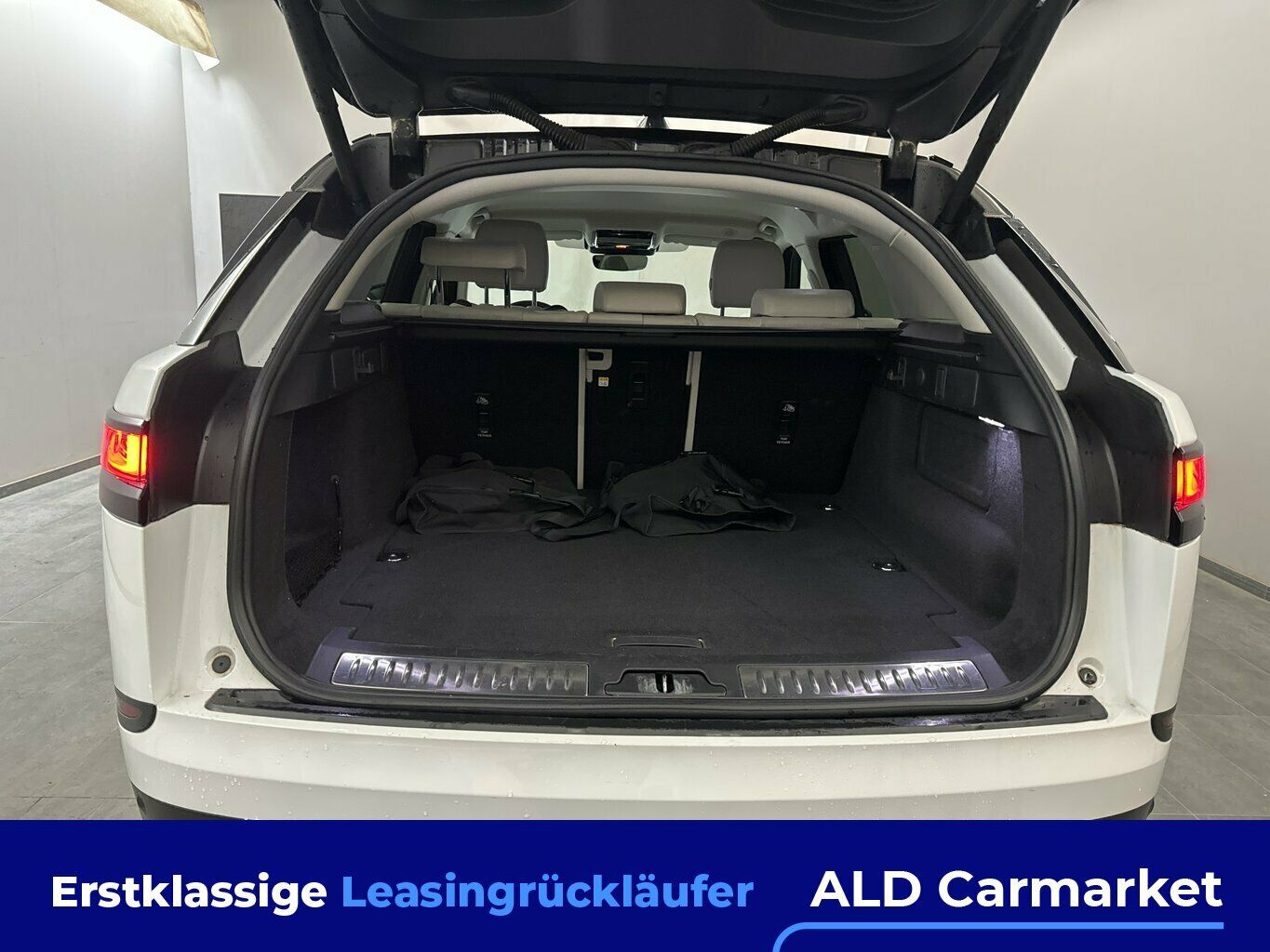 Range Rover Velar P400e - Samsaru's Car Outlet