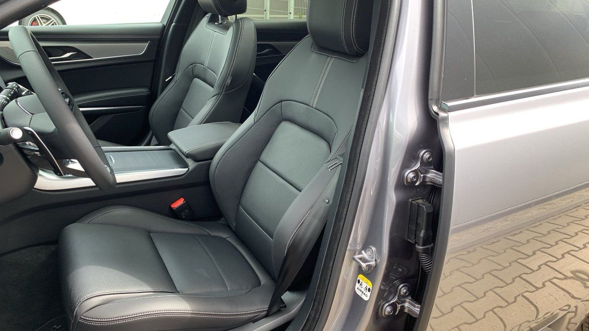 Jaguar XF D200 R-DYNAMIC SE LMF+ACC+SHZG