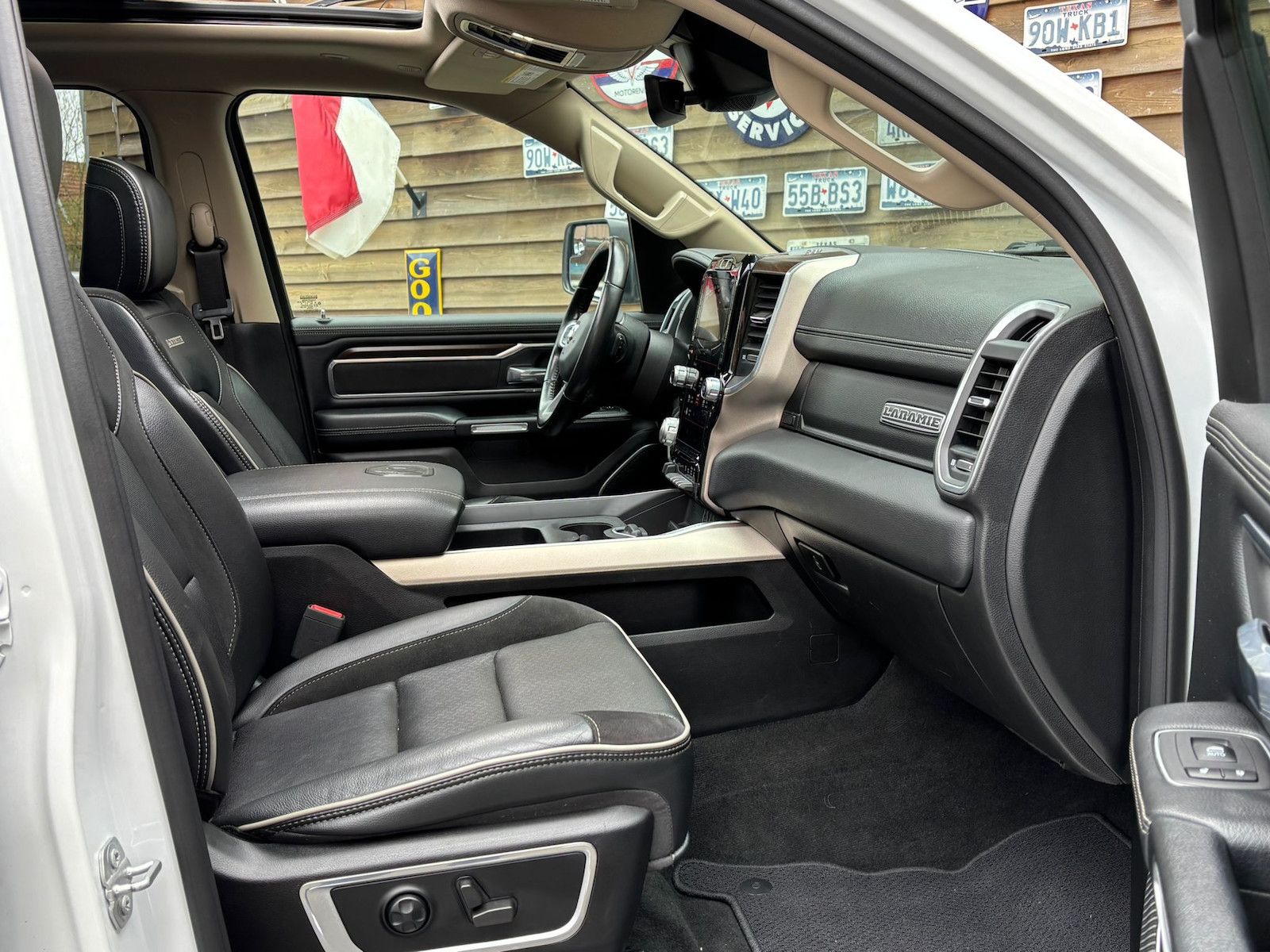 Dodge RAM 1500 Laramie 5,7L 4x4 AHK LPG12´´ Navi Bügel