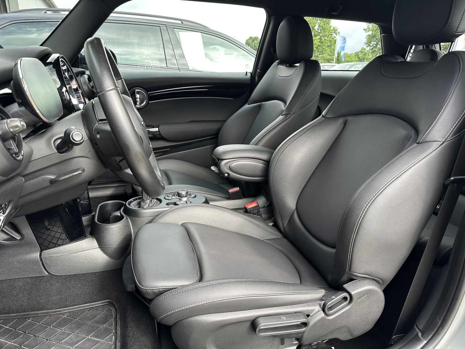 MINI Cooper SE Classic Trim Black - Samsaru's Car Outlet
