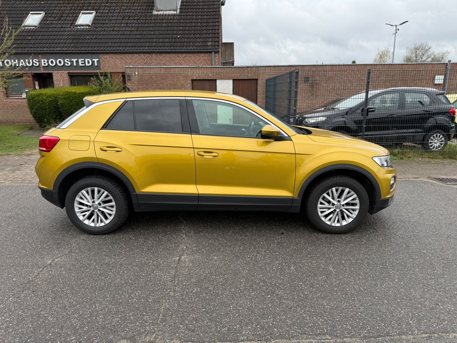 Volkswagen T-Roc 1.0 TSI - Samsaru's Car Outlet