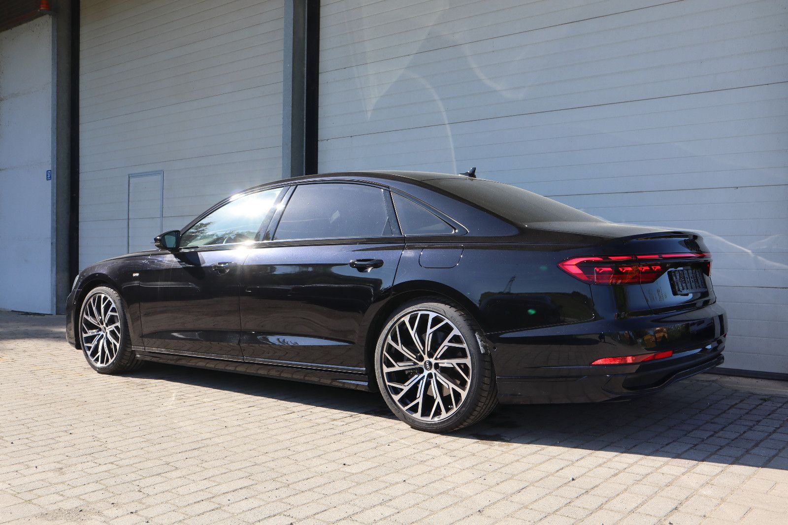 Audi A8L 60 TFSIe lang exclusive M.25/BLACK-P./S-LINE" → "Audi A8L 60 TFSIe lang exclusive S-LINE - Samsaru's Car Outlet
